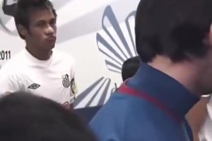 眼神不斷偷瞄！還記得當(dāng)年內(nèi)馬爾第一次見到梅西時的情景嗎？