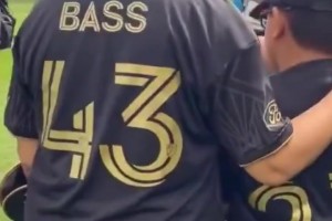 牌面拉滿了！洛杉磯市長凱倫巴斯歡迎孫興慜的到來！