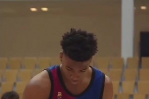 官方年齡13歲！身高2米11的非洲球員達博內(nèi)已經(jīng)在歐籃亂殺