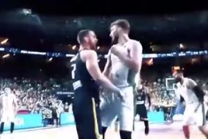 惺惺相惜，情不自禁！薩博尼斯：哈哈，笑早了吧！