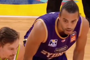 周琦巔峰時在澳洲大戰(zhàn)過庫克斯，數(shù)據(jù)還占上風(fēng)，可惜今晚沒在