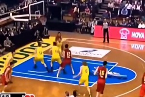 周琦18歲打澳大利亞竟有這表現(xiàn)！狂帽澳大利亞 后衛(wèi)式持球進(jìn)攻