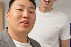 李根打趣周琦：你應(yīng)該在球場上，而不是在演播室里??