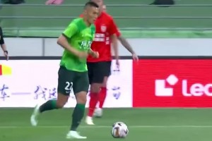 當(dāng)年吳亞軻對(duì)于大寶的不冷靜行為，導(dǎo)致國(guó)安與亞泰球員大規(guī)模沖突