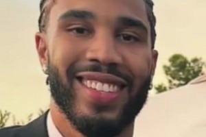 來參加好大哥的婚禮！塔圖姆新發(fā)型亮相比爾婚禮！