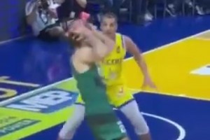 進攻中鋒拿球砸自己臉，裁判吹了防守犯規(guī)，防守球員都懵逼了??