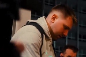 男籃歐錦賽東契奇帶領(lǐng)斯洛文尼亞男籃抵達下榻酒店