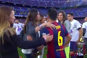 這么受歡迎的嗎？名場面：隊友妻子們排隊與哈維親吻！