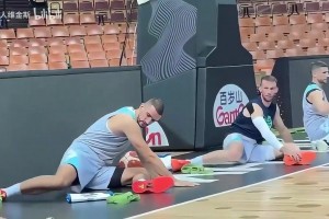 歡樂！東契奇歐錦賽訓練合集：和隊友做游戲＋慢動作三分！