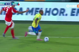 爭(zhēng)議！馬里潘放倒韋斯利染紅，但var回看取消紅牌改判黃牌