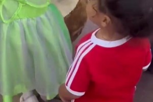 拉菲尼亞怒噴迪士尼：白人孩子都有擁抱我兒子卻被無(wú)視！