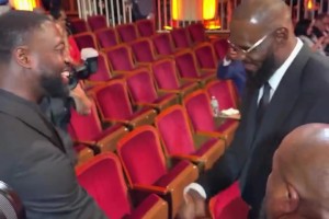 西海岸穿搭的亞歷山大送給主持人一套衣服??