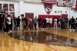 文班出席馬刺隊(duì)的社區(qū)互動與球迷交流， 看的出來很快樂??