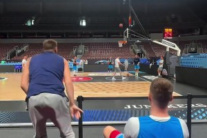 東契奇超遠(yuǎn)坐投??這核心力量強(qiáng)到可怕??