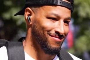 這穿搭也太吸睛了吧？張曼源此前突襲野球場跟粉絲偶遇~-