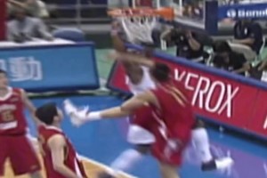 比彈跳沒在怕的！巔峰韋德想隔扣年輕時的阿聯(lián)，也沒那么容易！