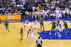 巔峰韋德有多炸？一記空接風(fēng)車暴扣，讓美國隊替補席集體起立！