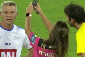 卡卡經(jīng)典瞬間！女裁判向其出示黃牌后與其合影自拍