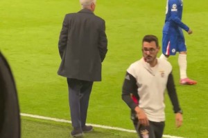 穆里尼奧的名字在斯坦福橋響起，穆帥以飛吻回應(yīng)球迷??