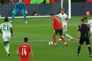 B席這打門太抽象了！C羅遠射擊中立柱，B席補射空門竟打偏了！