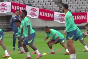 你倆肢體不協(xié)調(diào)啊！庫尼亞和維尼修斯簡直是倆活??