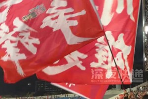 燃動全場!“川超”成都迎戰(zhàn)廣安，現(xiàn)場球迷振奮高喊:成都雄起!