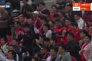 甜蜜！遼寧鐵人三球領先，看臺球迷情侶親密舉動剛好被鏡頭捕捉到