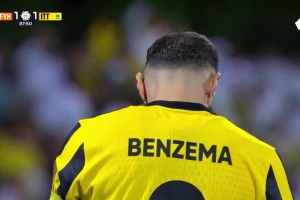 背鍋！本澤馬88分鐘點(diǎn)球被撲錯(cuò)失絕殺機(jī)會(huì)！