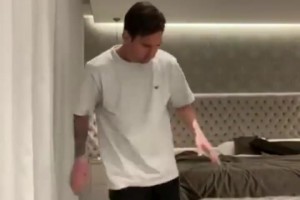 不屬于地球的球感！名場面：梅西當(dāng)年回應(yīng)哈維的顛卷紙?zhí)魬?zhàn)！