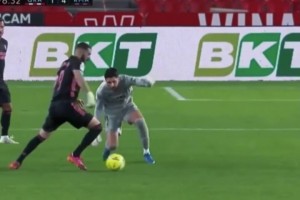 ??降智光環(huán)專治門將！本澤馬效應(yīng)，門將在場上的失智行為！