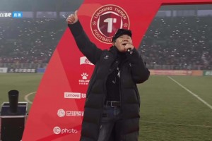 慶祝遼寧鐵人奪冠+沖超！歌星趙傳在鐵西體育場獻(xiàn)唱兩首經(jīng)典曲目