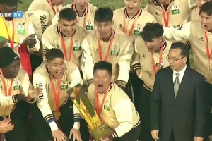 功不可沒??！遼寧鐵人冠軍教頭李金羽舉起中甲冠軍金杯