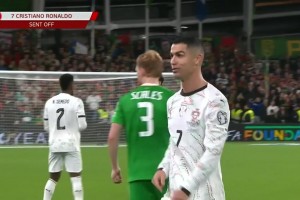 C羅肘擊染紅！C羅報復性肘擊對手！主裁查看VAR后直紅罰下！