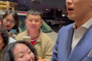 郭艾倫的女粉絲基礎(chǔ)還是很龐大??！就是怎么看起來(lái)都是中老年??