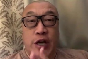 老詹也才打2場(chǎng)呀！馬?。耗壳盀橹拐捕艓?kù)表現(xiàn)最差是老詹 表現(xiàn)最好是庫(kù)里