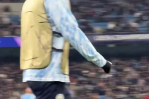 曼城2球落后，哈蘭德場邊熱身時的反應(yīng)??