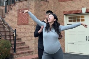 張曼源與老公搞笑情侶挑戰(zhàn)：這能抱得動嘛？??