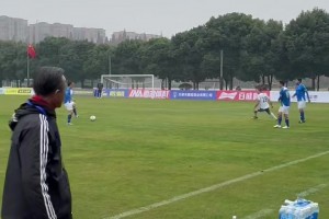 奚志康指揮時不忘奚落對方球員“騙”犯規(guī)：唉啥？你一個人踢球啊