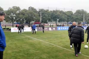 湖北隊賽前熱身！蔡晟在場邊旁觀，現(xiàn)場氣氛十分輕松~