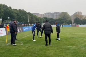 氛圍輕松！湖北隊賽前熱身環(huán)節(jié)：前國腳梅方與隊友搶圈！