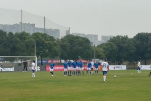 老當(dāng)……飛了！現(xiàn)場實拍湖北隊魯尼一腳直接任意球飛向遠(yuǎn)方…