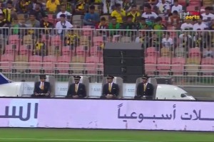 獵奇！在球場(chǎng)邊坐飛機(jī)你見過嗎??